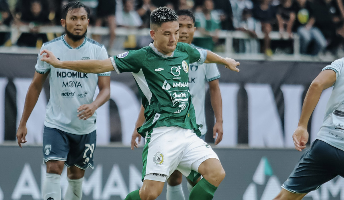 Pemain PSS Sleman Kim Kurniawan (tengah) berupaya melewati para pemain Persita Tangerang.