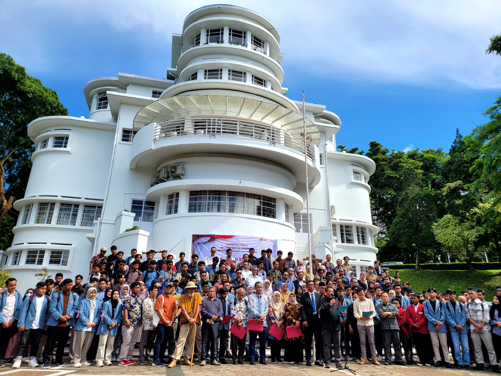Guru besar dan dosen di Universitas Pendidikan Indonesia Bandung saat menyuarakan keprihatinan mereka. 