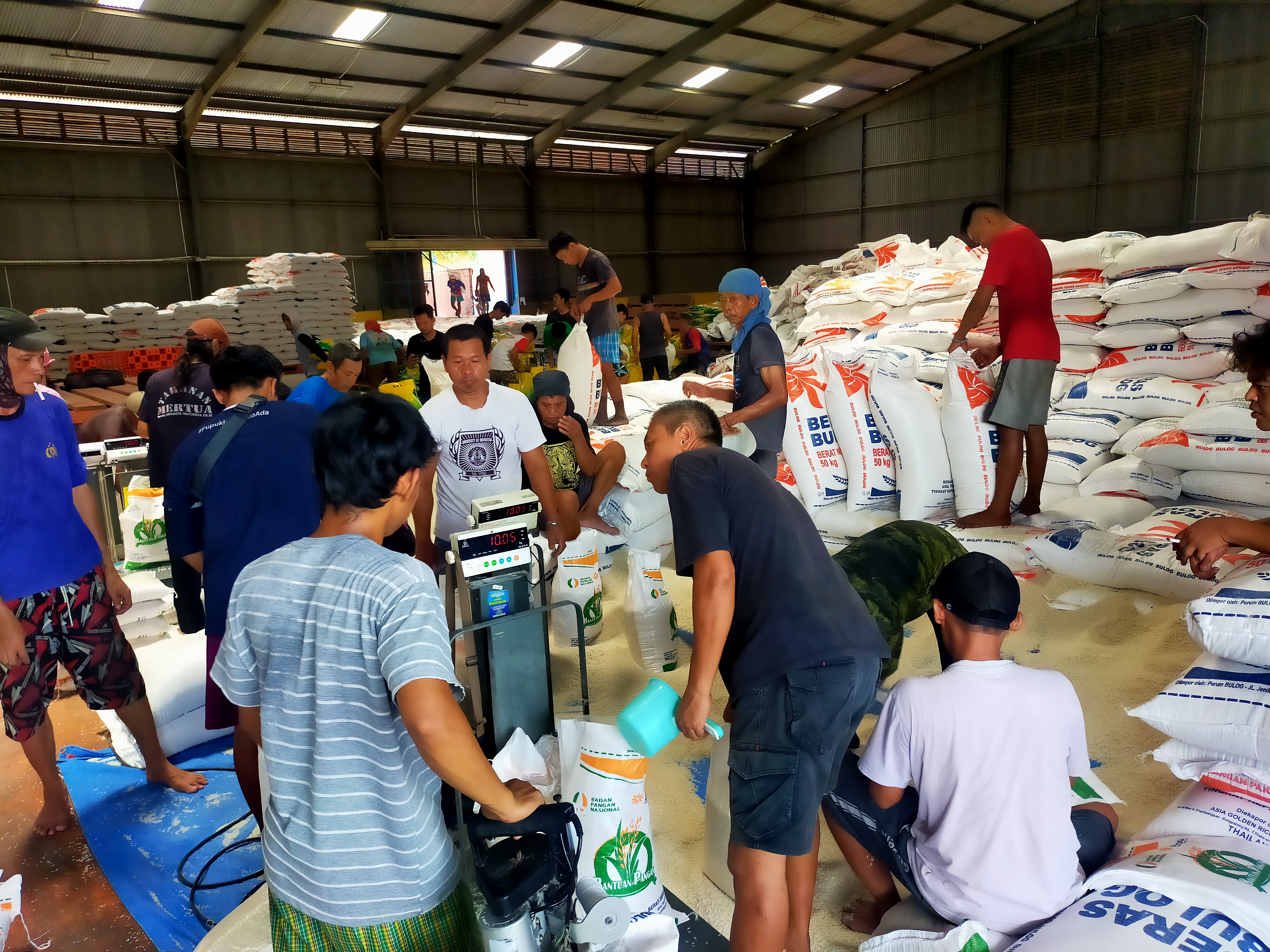 Aktivitas bongkar muat beras di Gudang Bulog Tasikmalaya