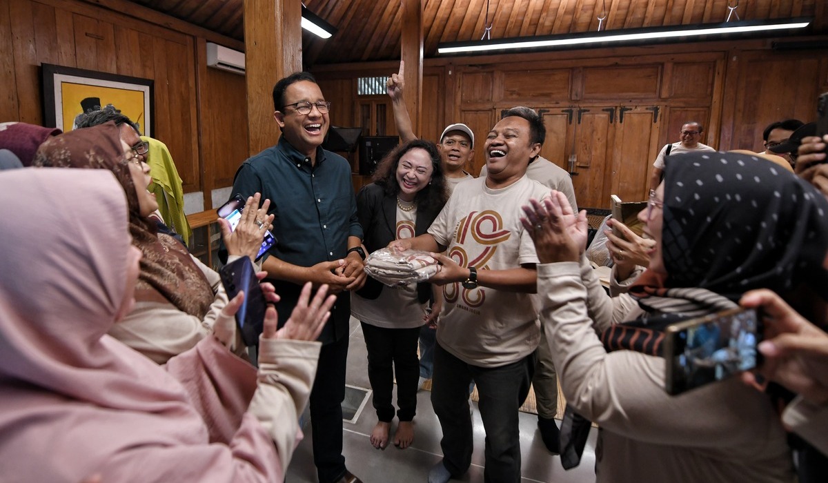 Anies Baswedan reuni dengan teman SMA di Yogyakarta saat hari tenang Pemilu 2024.