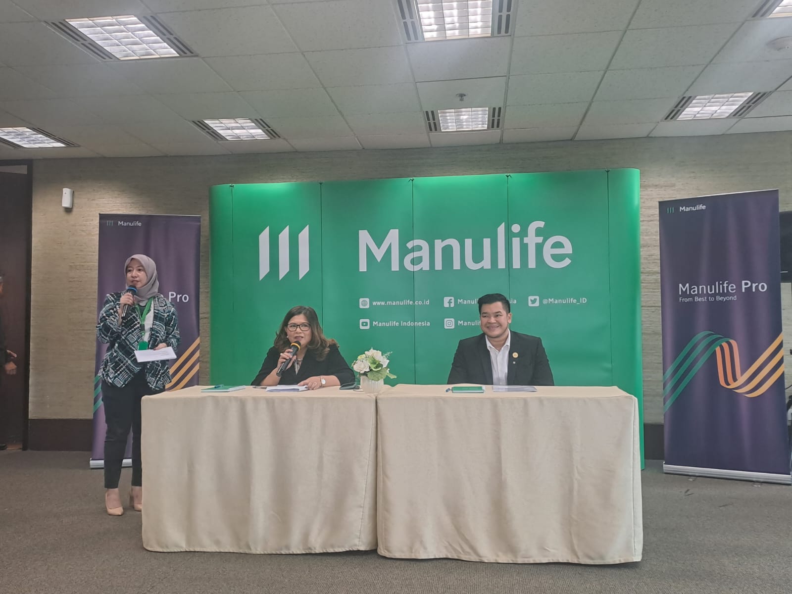 Wakil Presiden Direktur & GM Agency Manulife Indonesia Novita Rumngangun (kiri) tengah menjelaskan program Manulife Pro.