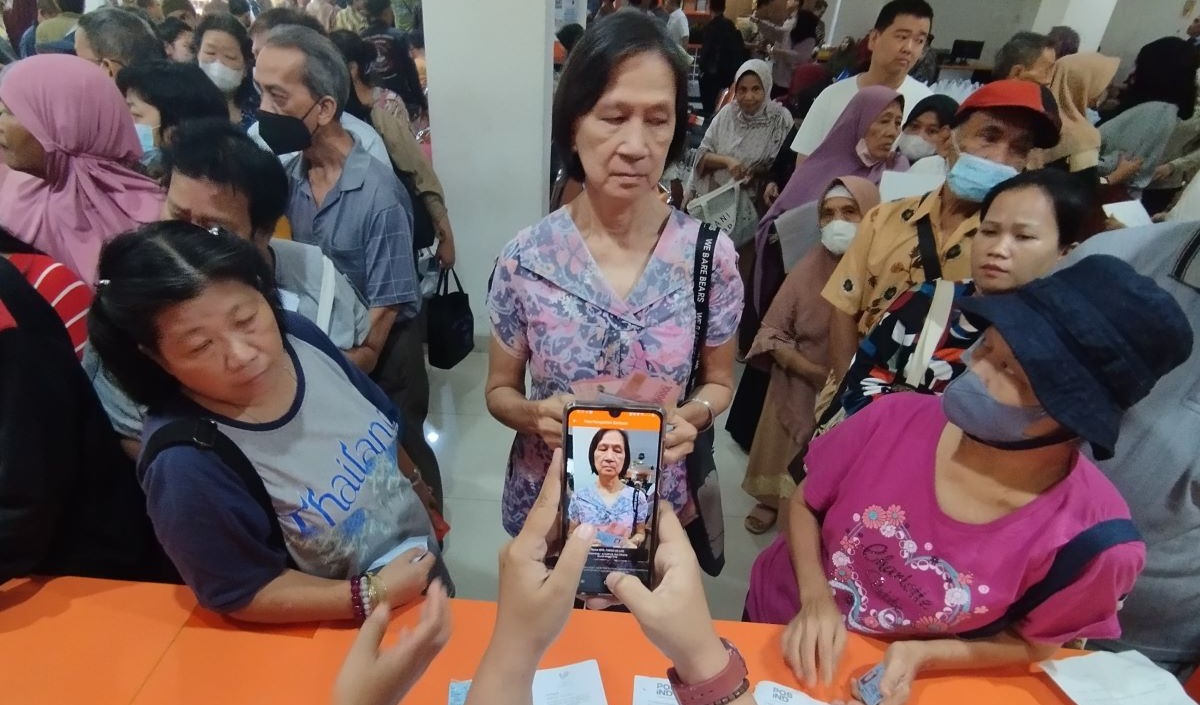 Bantuan langsung tunai (BLT) untuk dampak fenomena cuaca El Nino kepada warga Keluarga Penerima Manfaat di Kantor Pos Oceania, Jakarta.