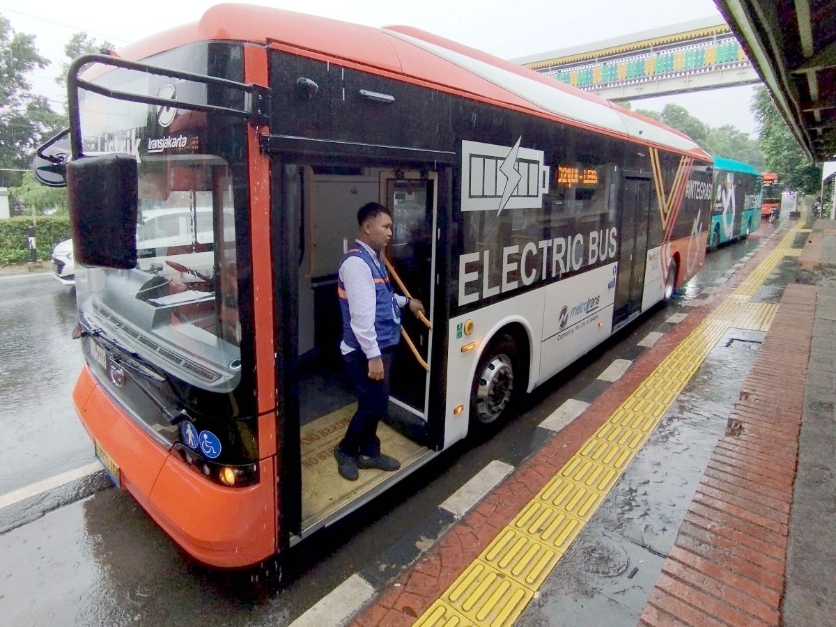 Bus listrik Trans-Jakarta di halte Universitas Indonesia, Lenteng Aging, Jakarta, Jumat (19/1/2024).