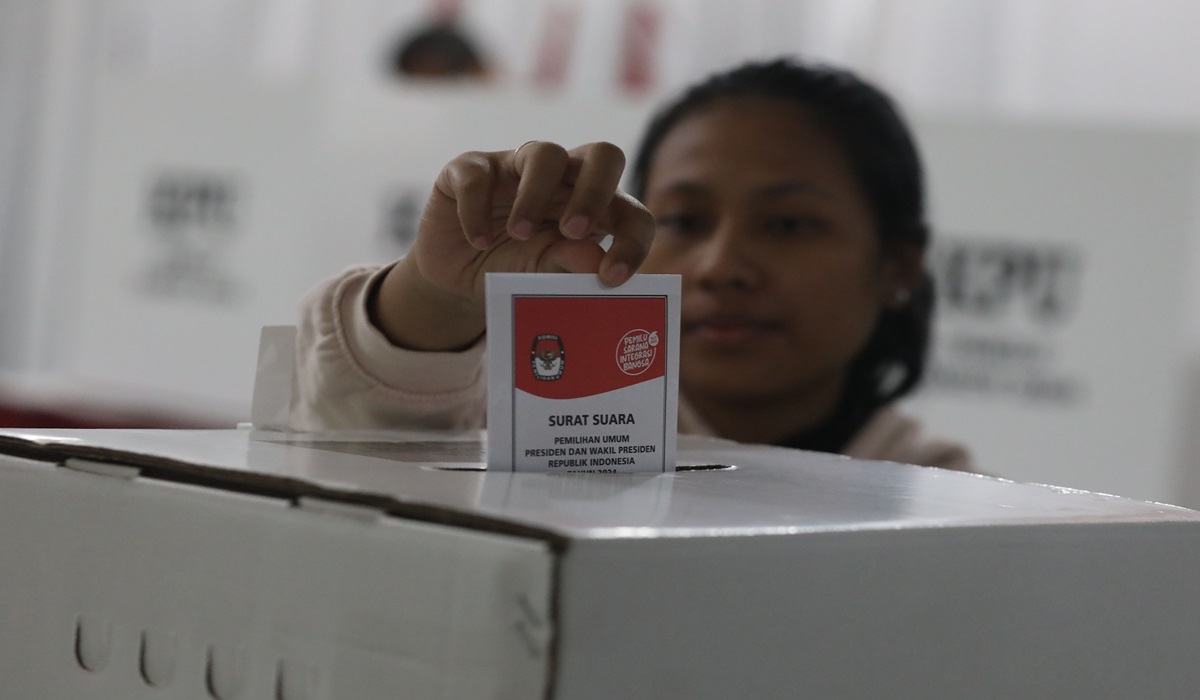 Ilustrasi--Warga memasukkan surat suara yang sudah dicoblos ke kotak suara di TPS 31 Rt.02/09 Kreo, Larangan,Kota Tangerang, Banten.