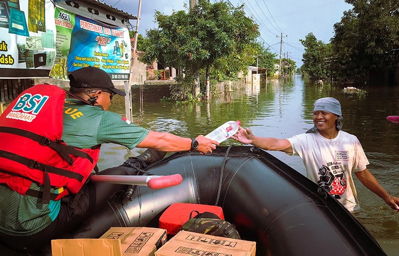 Tim BSI Maslahat memberikan bantuan bagi korban banjir di Demak, Jawa Tengah.