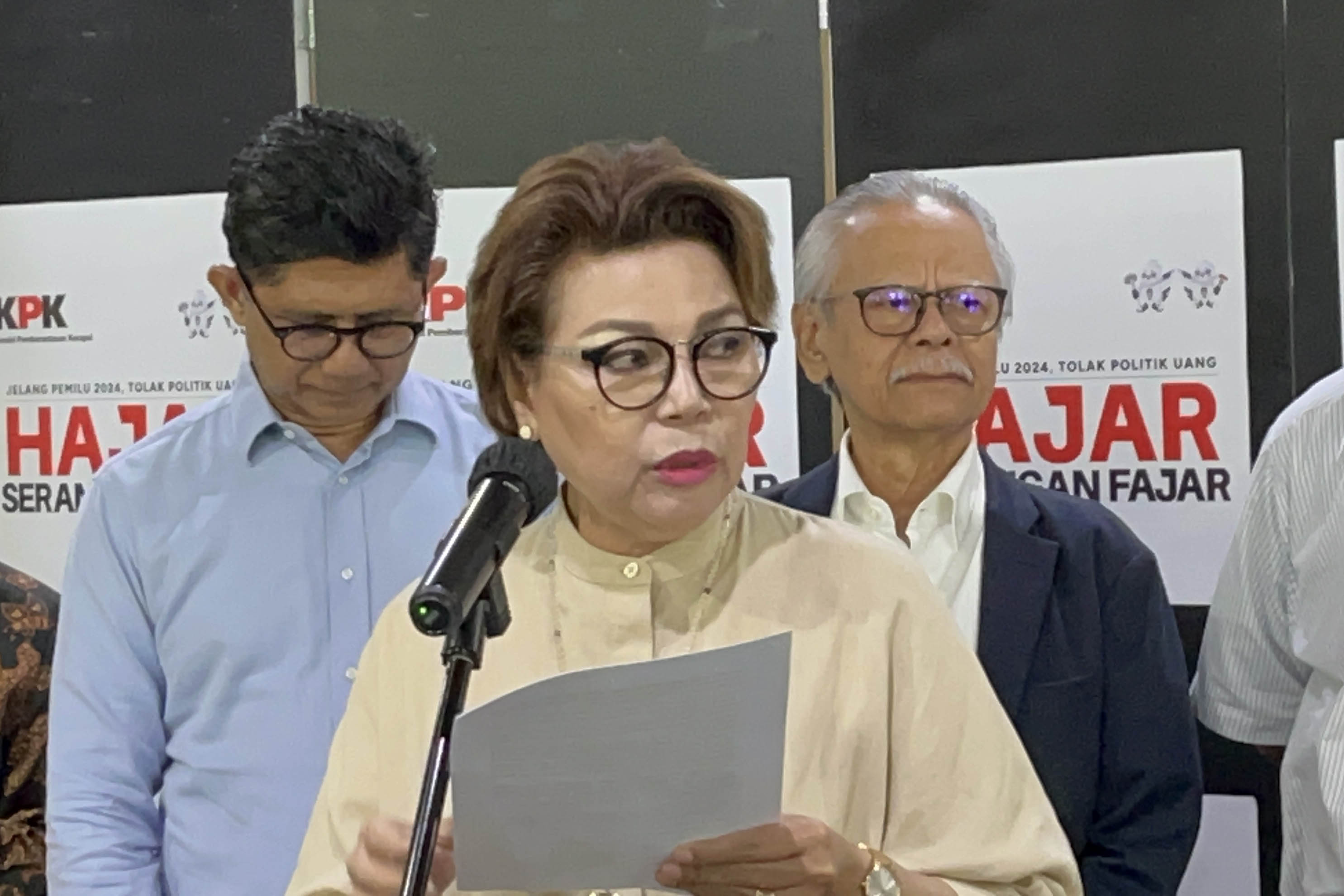 Mantan Komisioner KPK Basaria Pandjaitan (tengah).