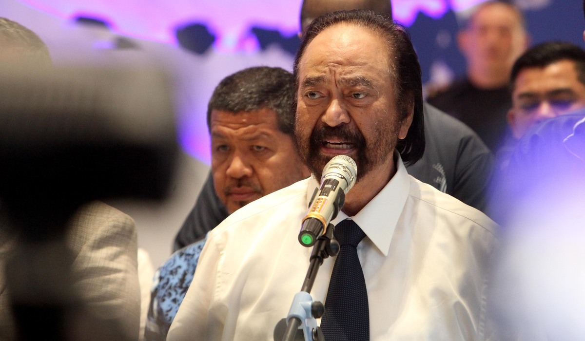 Ketua Umum Partai NasDem Surya Paloh (tengah).