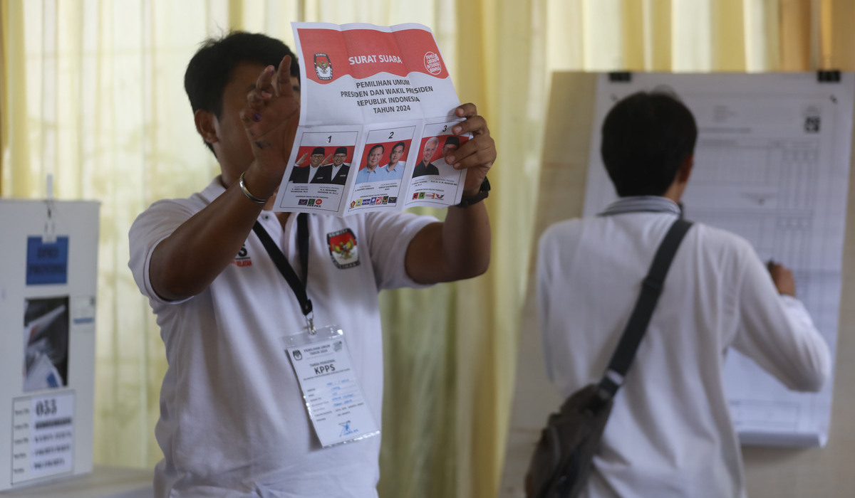 Ilustrasi petugas KPPS tengah bertugas di TPS.