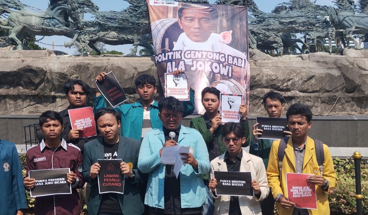 Konferensi pers Aliansi BEM SI di depan Istana Negara