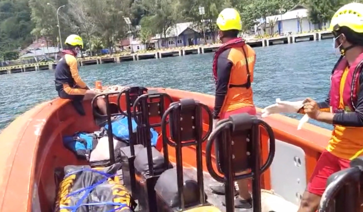 Tim SAR gabungan Mentawai, Sumatra Barat melakukan evakuasi jasad nelayan di perairan Mentawai.