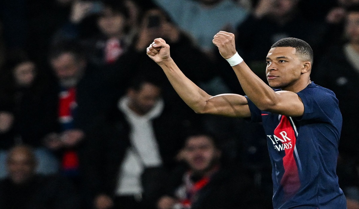 Penyerang PSG Kylian Mbappe melakukan selebrasi usai mencetak gol ke gawang Real Sociedad di leg pertama 16 besar Liga Champions.