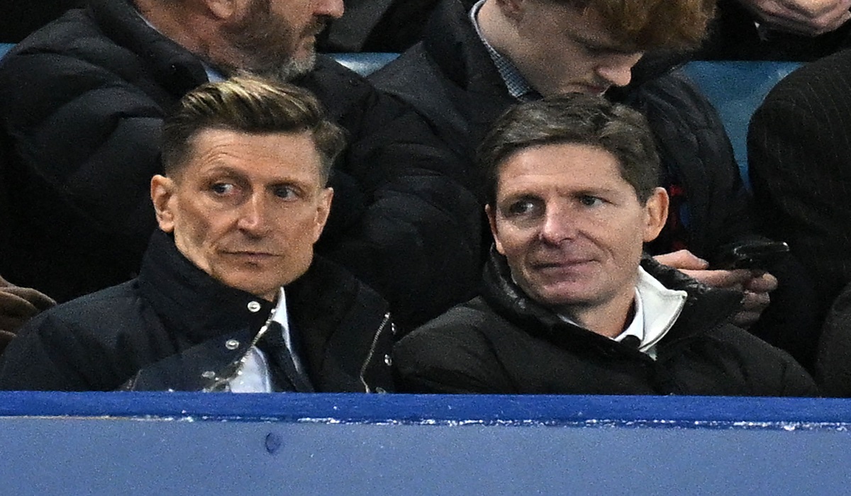 Pelatih baru Crystal Palace Oliver Glasner (kanan) menyaksikan anak-anak asuhannya di laga Liga Primer Inggris melawan Everton.