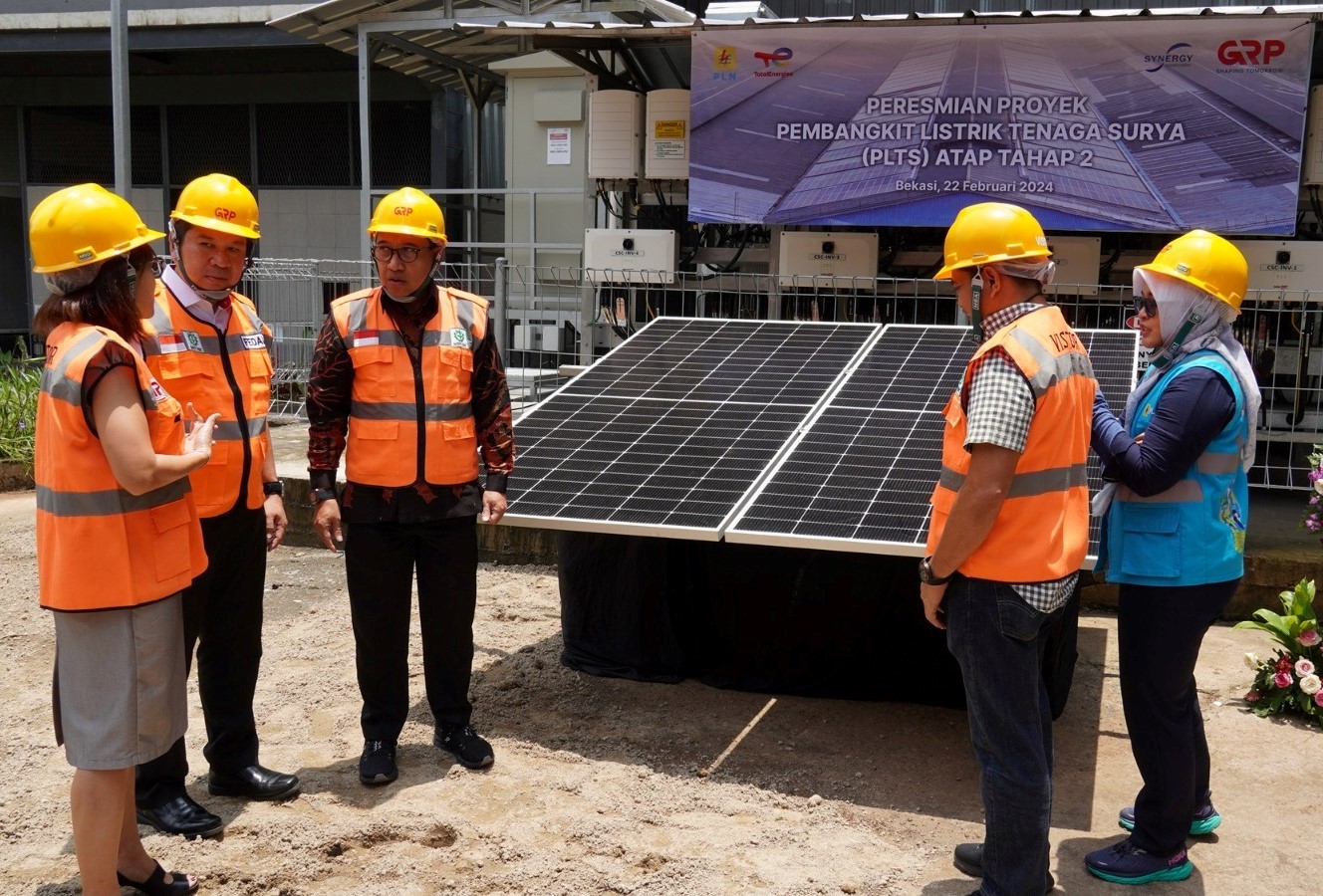 PT Gunung Raja Paksi Tbk mengurangi emisi karbon dengan mengukuhkan proyek PLTS Atap tahap II yang terpasang di area operasional perusahaan.