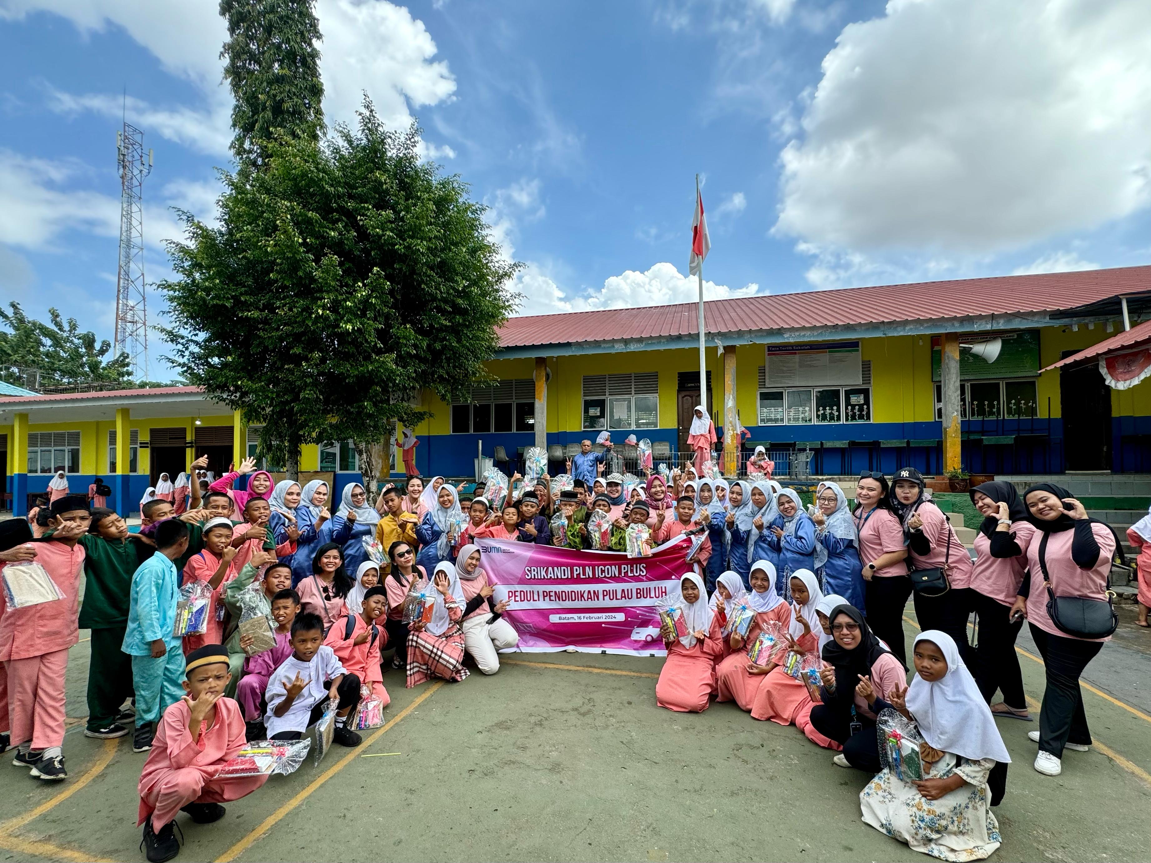 Srikandi PLN Icon Plus menyelenggarakan kegiatan CSR di SDN 001 Bulang, Pulau Buluh, Batam, Provinsi Kepulauan Riau.