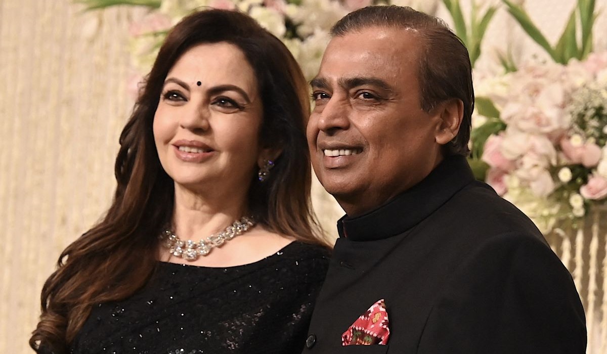 Ketua dan Direktur Pelaksana Reliance Industries India Mukesh Ambani bersama istrinya.