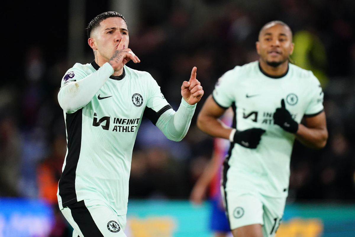 Gelandang Chelsea, Enzo Fernandez menanggapi rumor transfernya ke FC Barcelona musim 2023/2024 ini, ia memutruskan untuk bertahan di The Blu