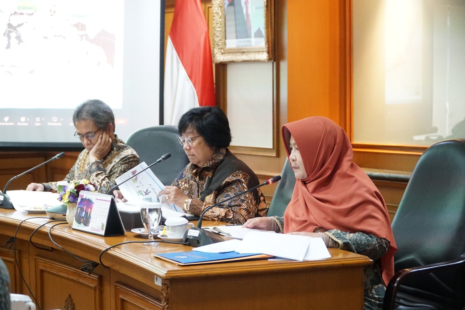 Menteri LHK Siti Nurbaya (tengah) dan Dirjen Pengendalian Karhutla Laksmi Dhewanthi (kanan).