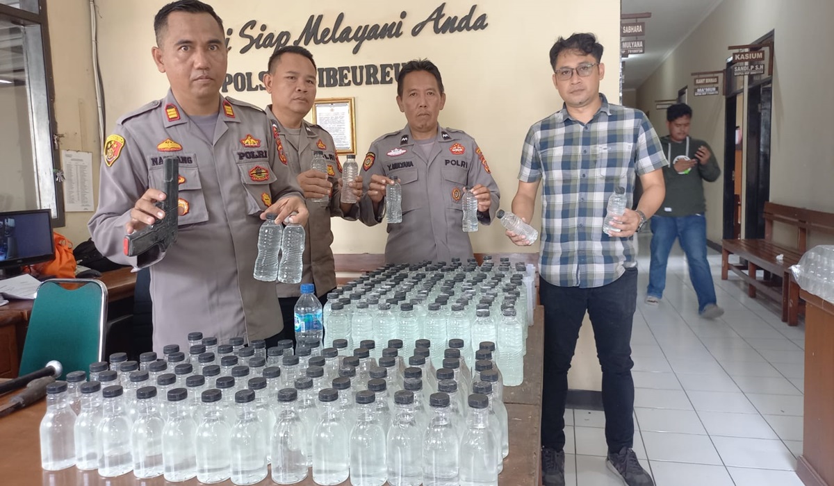 Polisi menggerebek sebuah rumah yang dijadikan gudang miras oplosan di Tasikmalaya dan mengamankan 3 orang dan beberapa barang bukti lainnya