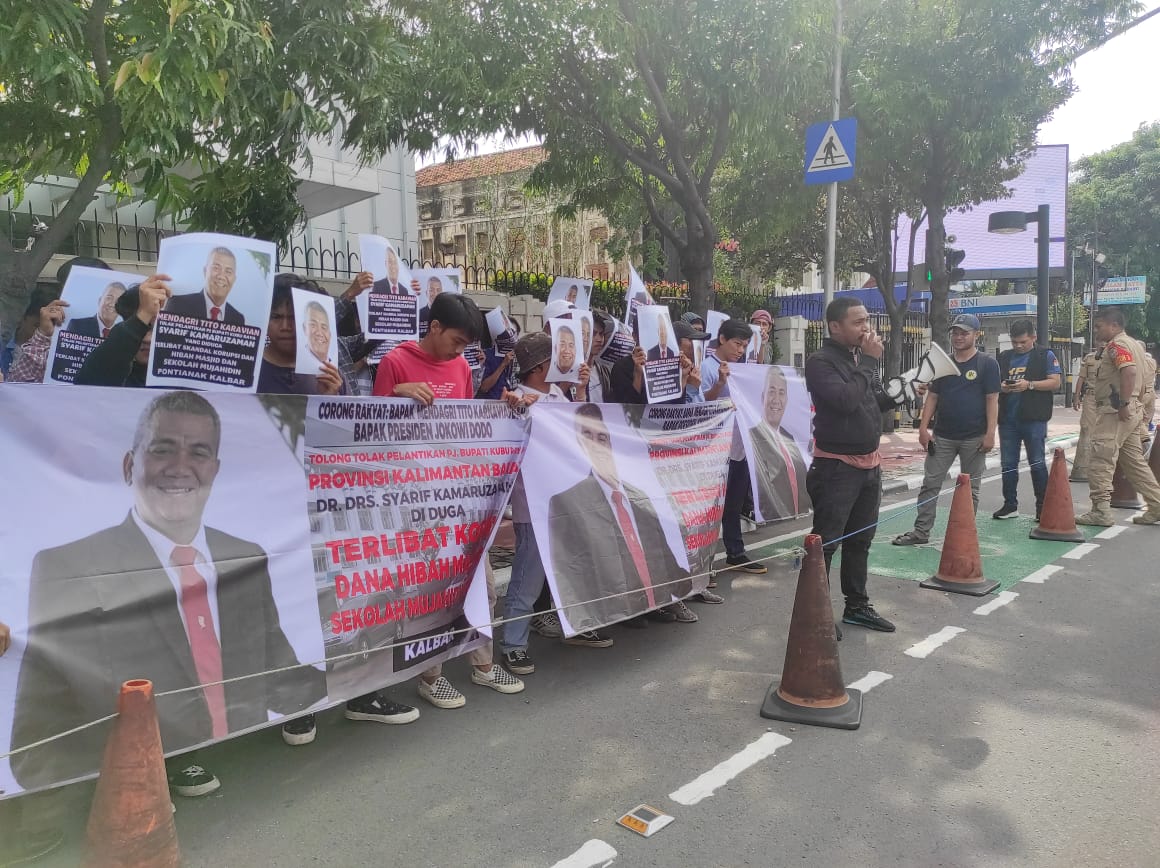 Kelompok demonstran Corong Rakyat berunjuk rasa di Jakarta meminta Mendagri tak melantik Syarif Kamaruzaman sebagai Pj Kubu Raya.