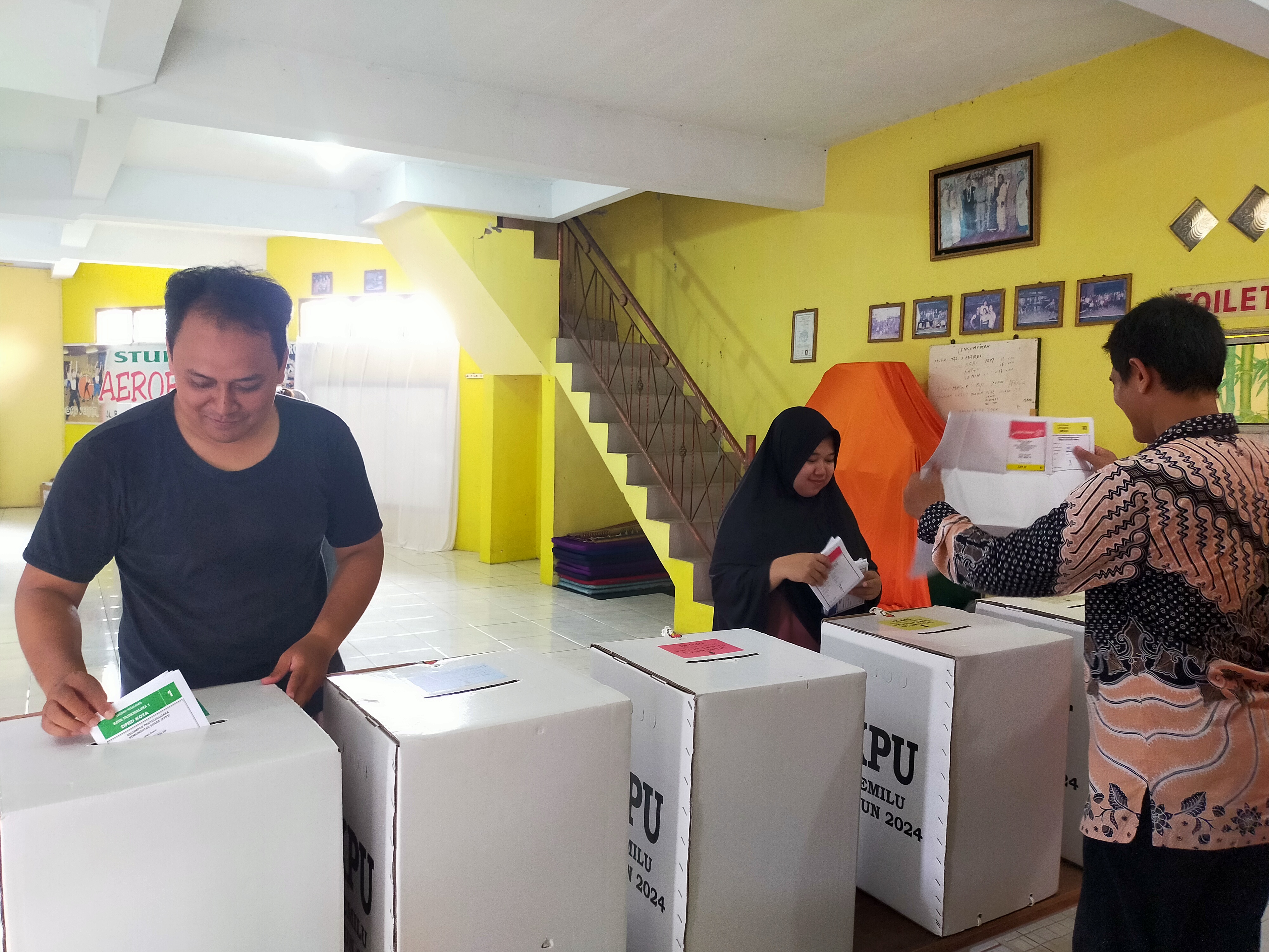 Saat mati listrik, petugas TPS 37 di RW 13,Kelurahan Cikalang, Kecamatan Tawang, Kota Tasikmalaya, bantu warga melipat surat suara.