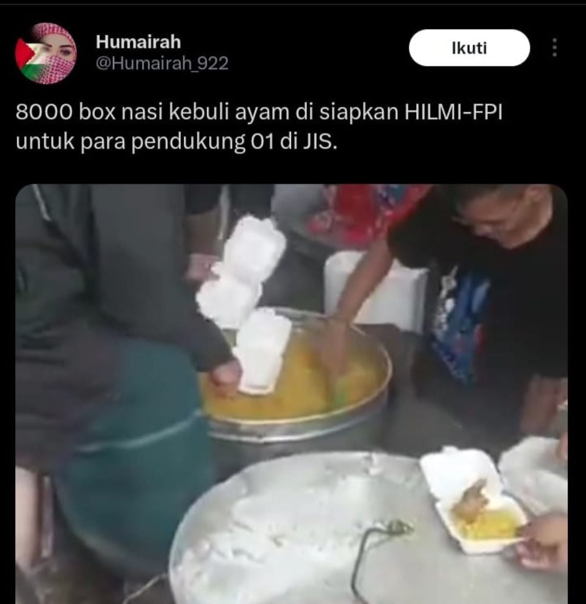 Pembagian nasi kebuli kepada pendukung Anies Baswedan dan Muhaimin Iskandar di JIS, Sabtu (10/2).