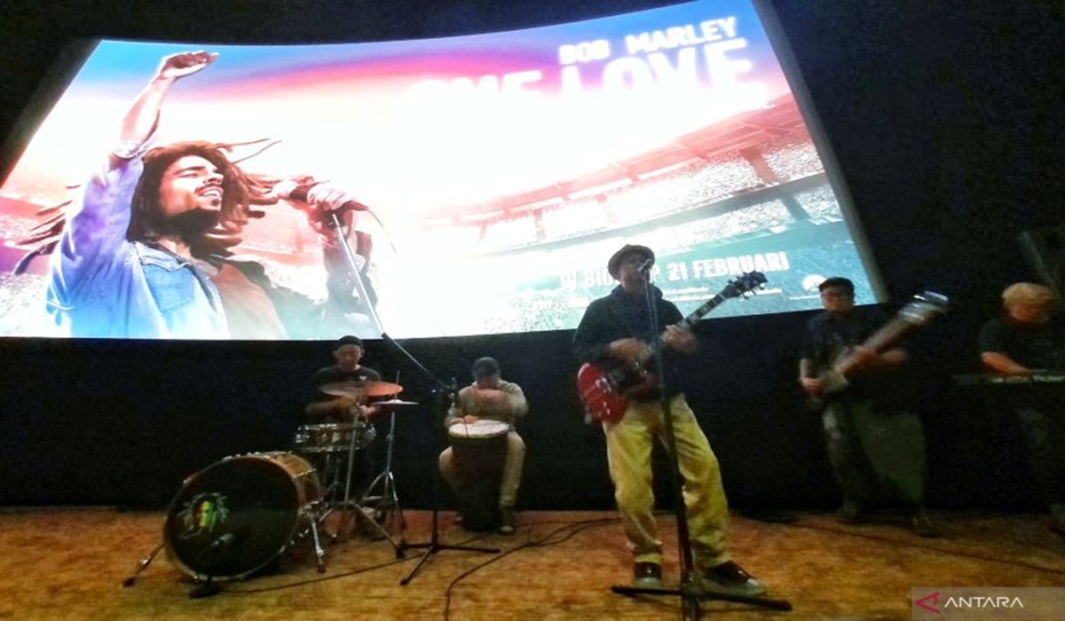Tony Q saat tampil di acara pemutaran film Bob Marley: One Love di XXI Gandaria