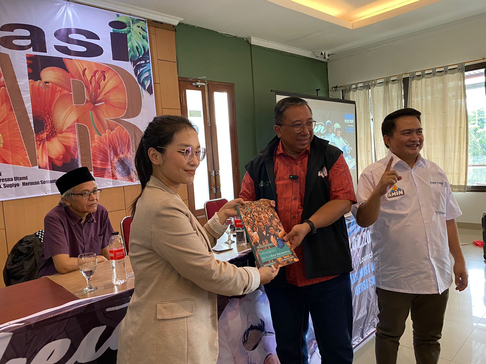 Peluncuran buku visi misi pasangan Amin berbahasa Sunda 