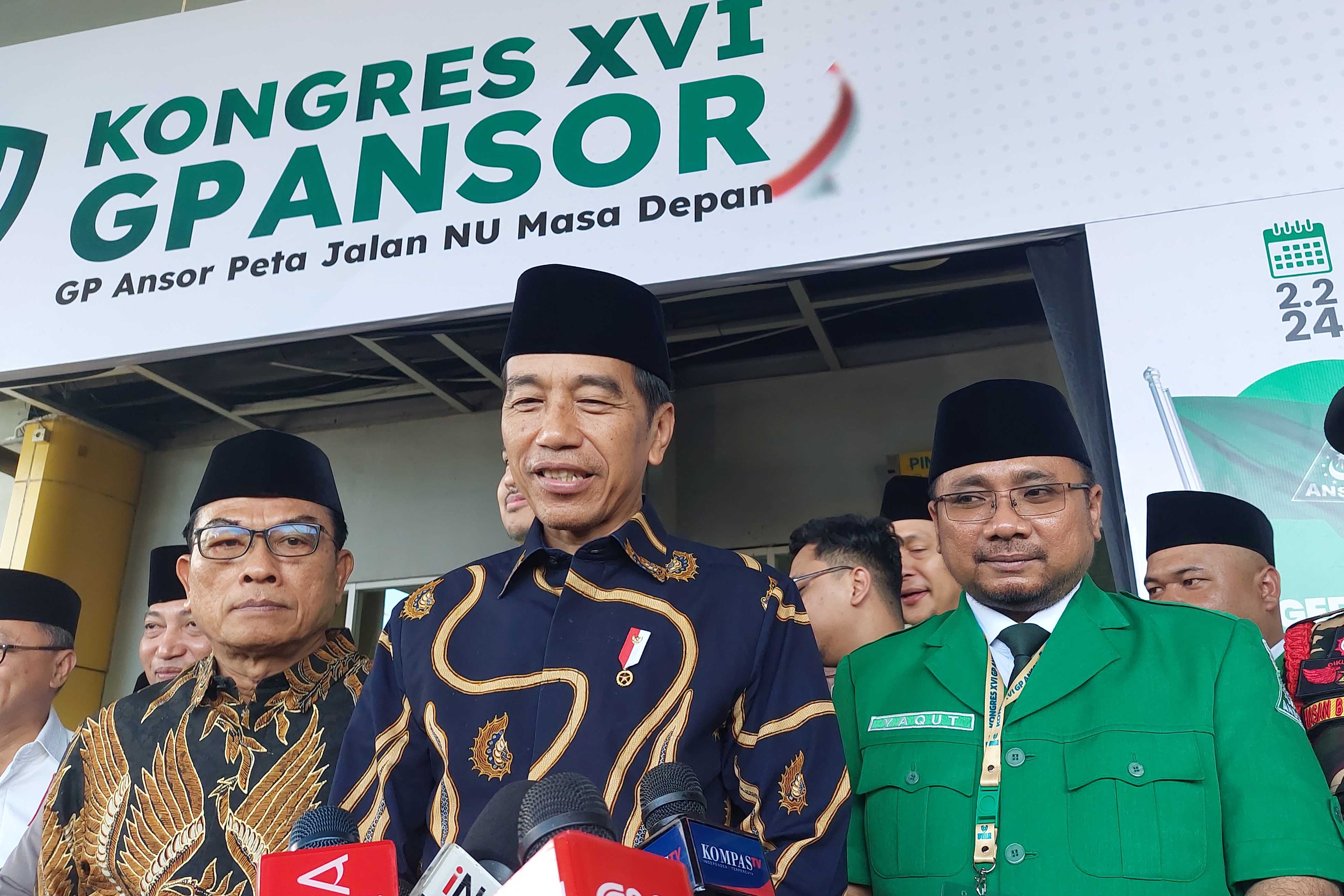 Presiden Jokowi (tengah).