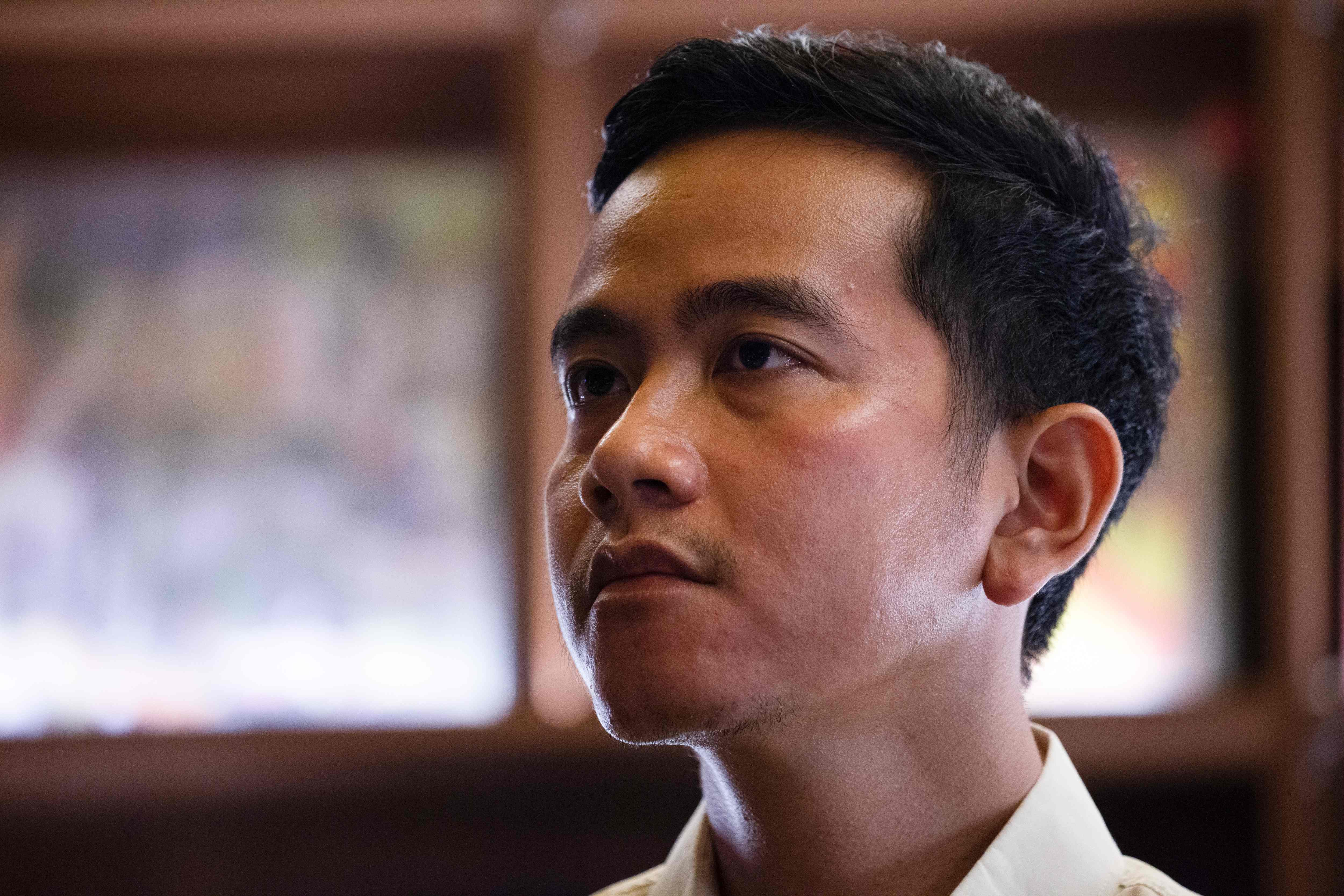 Cawapres nomor urut 2 Gibran Rakabuming Raka digugat oleh Mahasiswa Almas Tsaqibbirru Re A atas perkara wanprestasi di PN Surakarta.