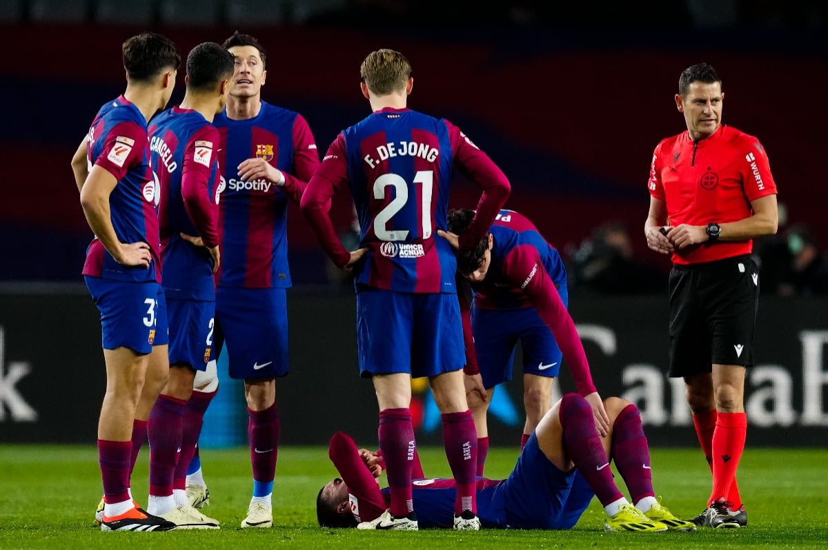 Penyerang FC Barcelona, Ferran Torres #7 berbaring kesakitan menahan cedera yang dialaminya saat melawan Osasuna di kandang Blaugrana pada K