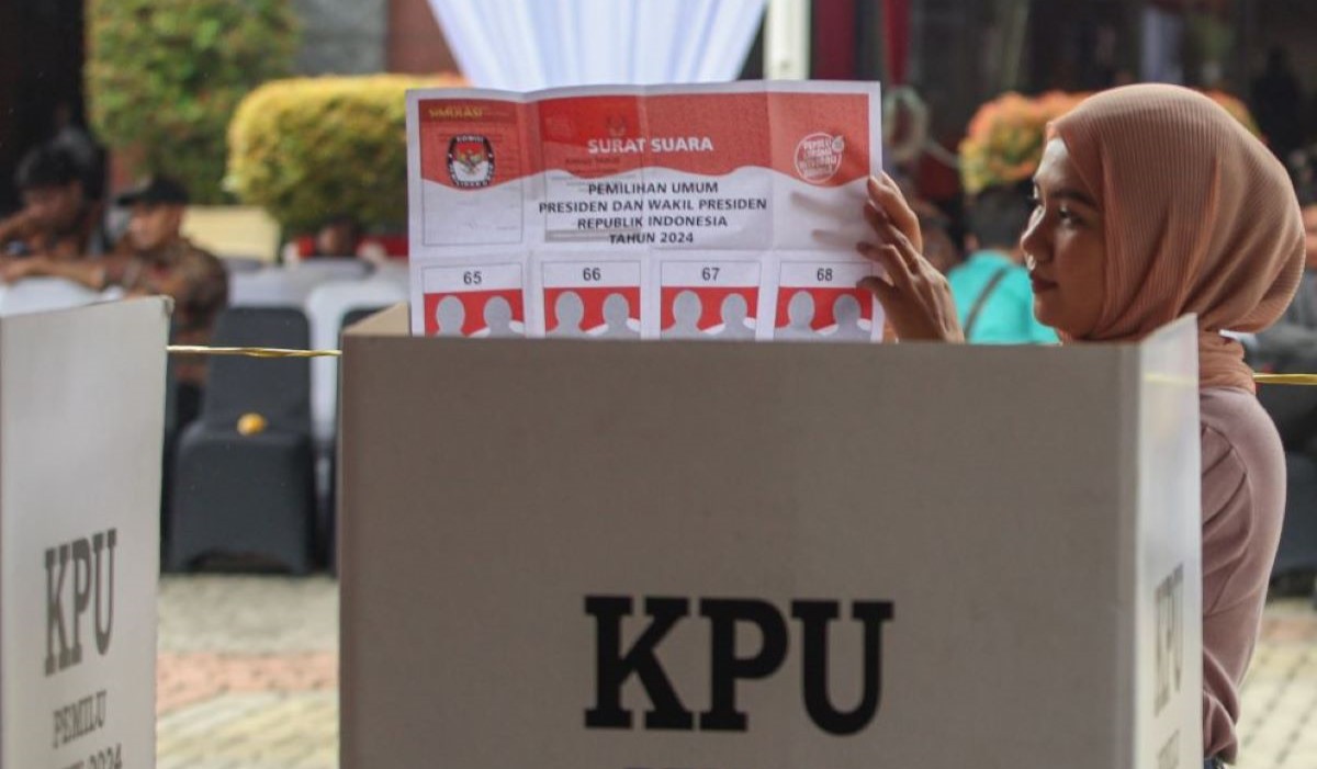 Warga melakukan tahap-tahap menggunakan hak suara saat simulasi pemungutan suara Pemilu 2024 di halaman Kantor Wali Kota Jakarta Pusat.