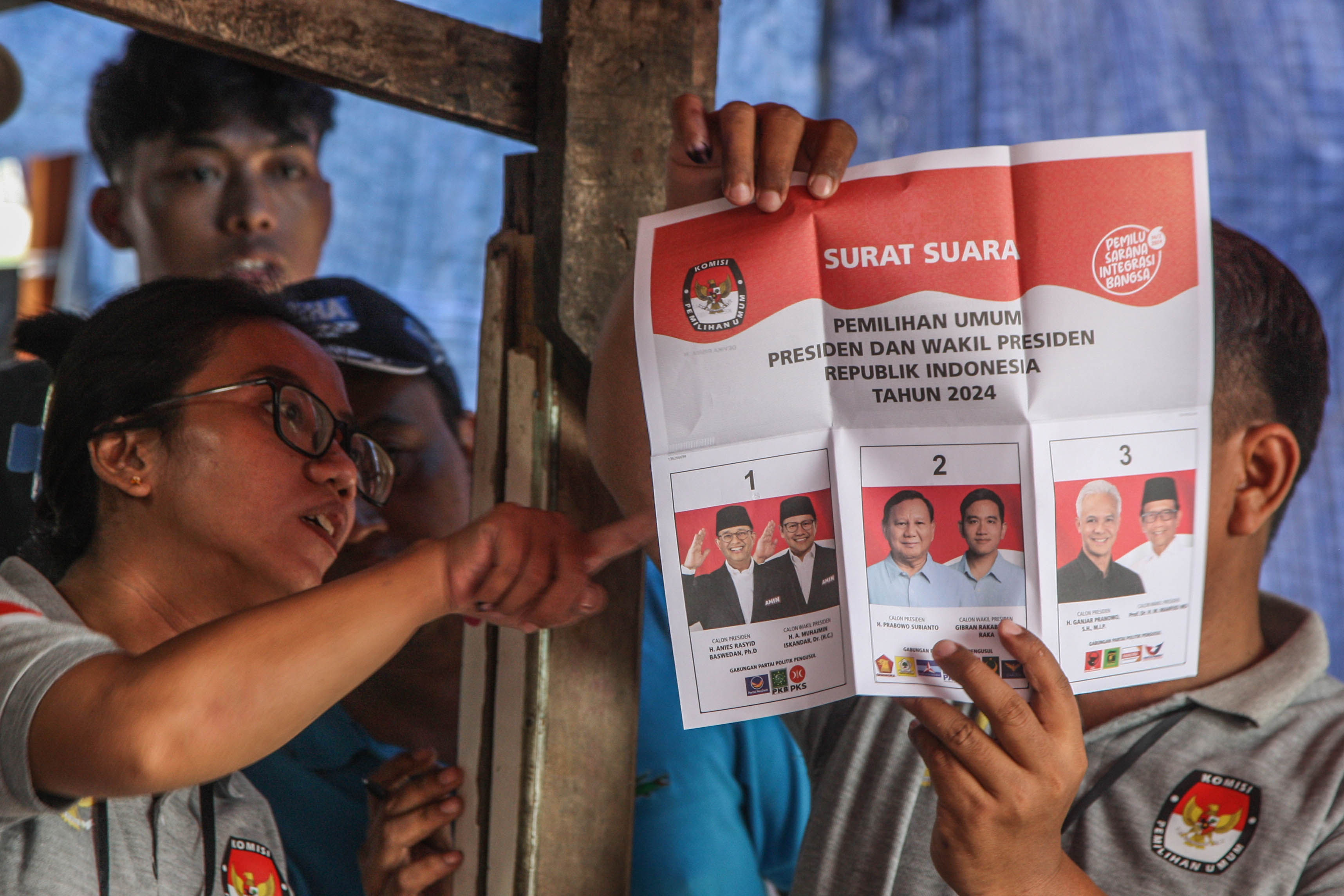 Petugas KPPS menghitung surat suara seusai pencoblosan Pemilu 2024 di Kebon Melati, Tanah Abang, Jakarta, Rabu (14/2).