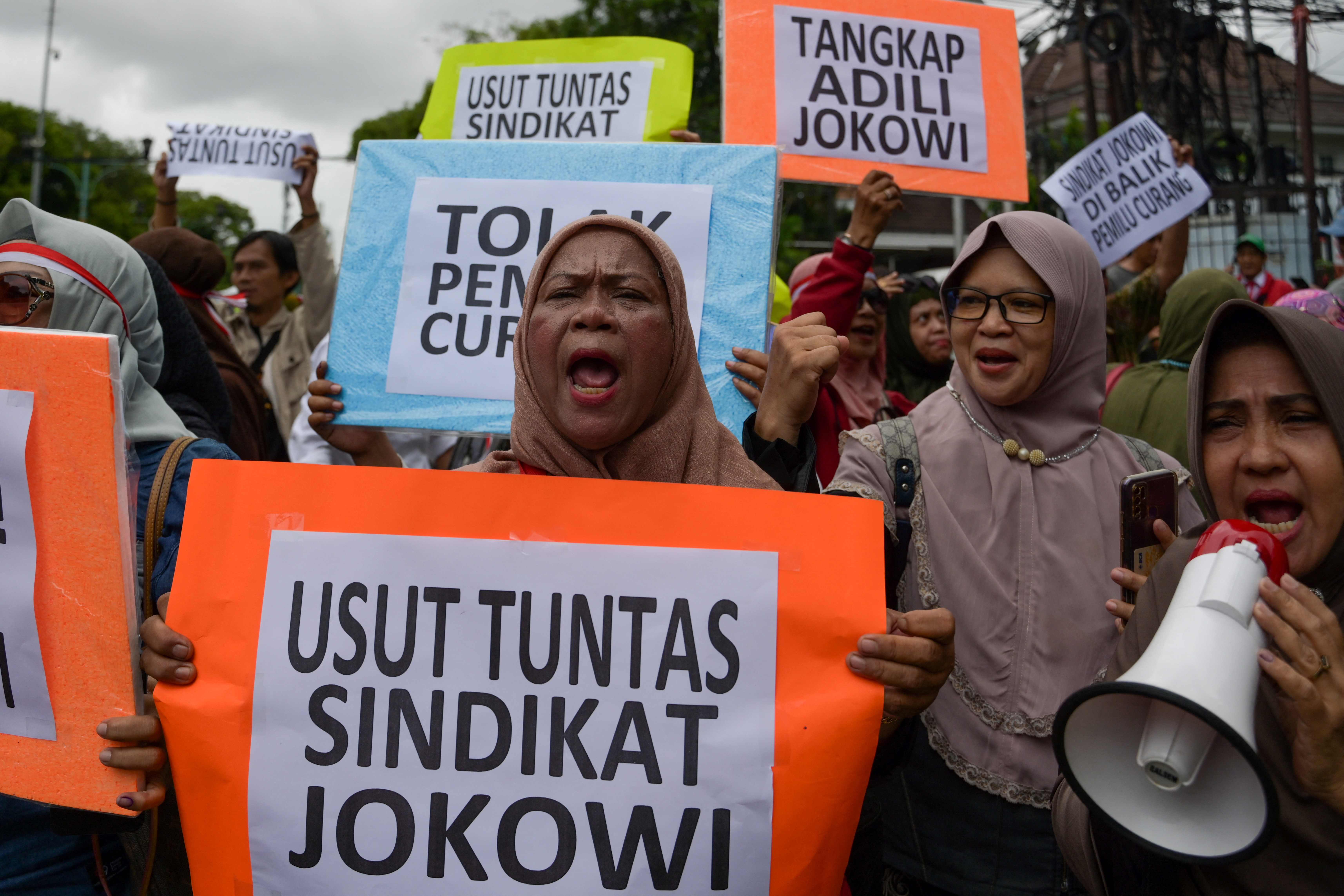 Pengunjuk rasa melakukan demonstrasi di Depan Gedung KPU RI 