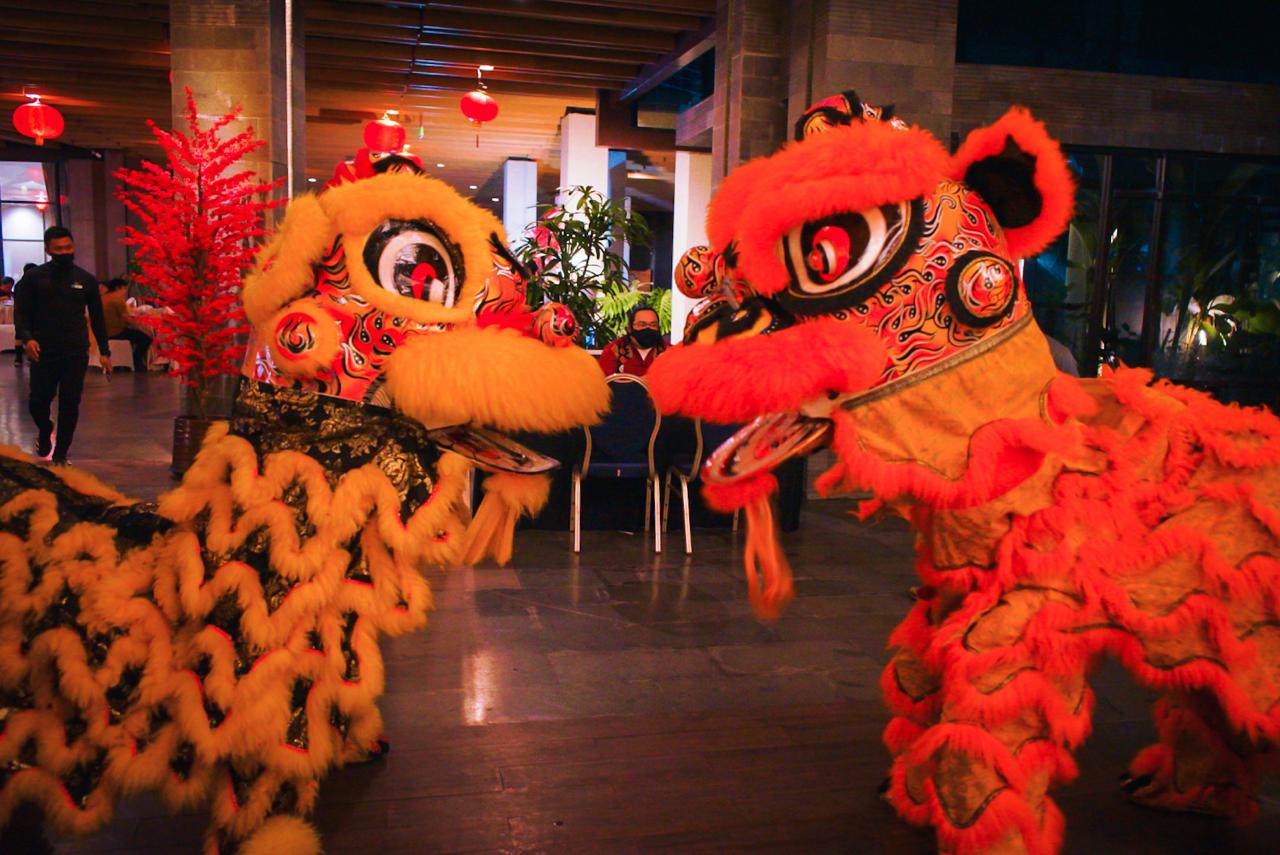 Holiday Inn Bandung Pasteur menghadirkan berbagai pertunjukan mulai dari Chinese Live Music, Barongsai dan Tarot Reader.