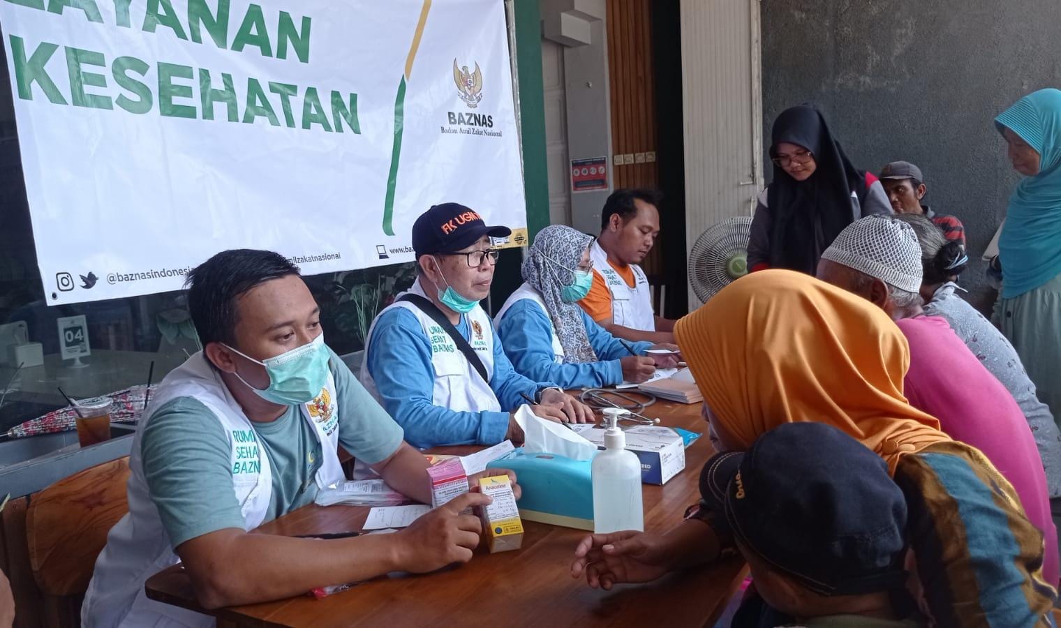 Baznas memberikan layanan kesehatan kepada warga terdampak banjir di Kabupaten Demak, Jawa Tengah.