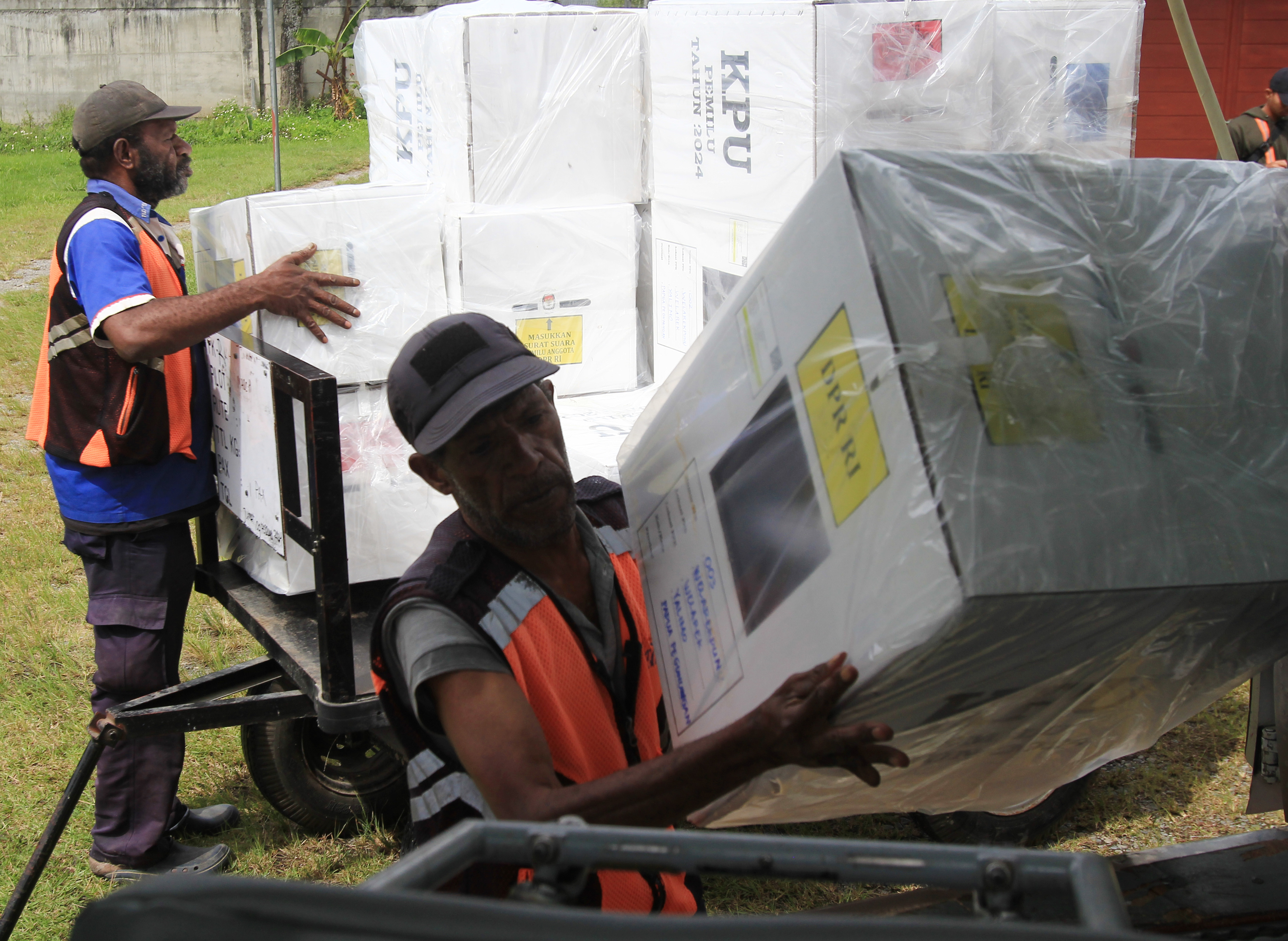 Pengiriman logistik Pemilu 2024 di Papua Pegunungan