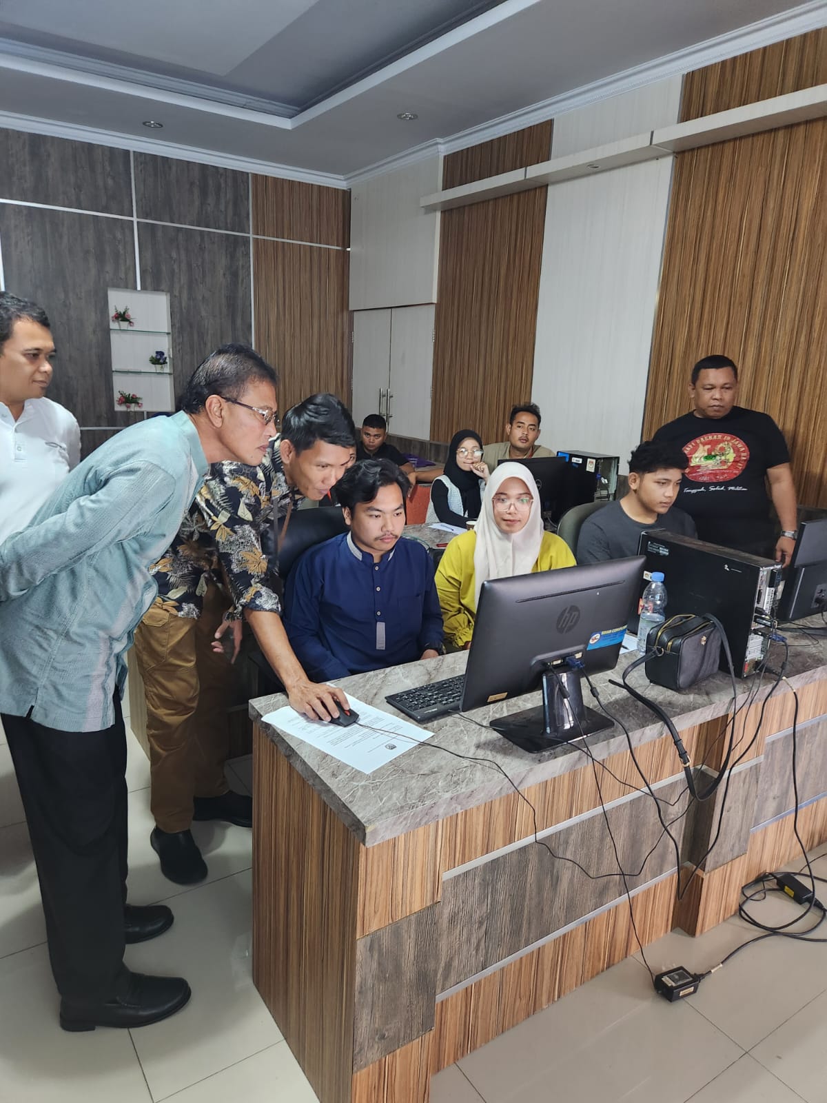 Bupati Ciamis  Herdiat Sunarya memantau proses penghitungan suara di KPU Ciamis