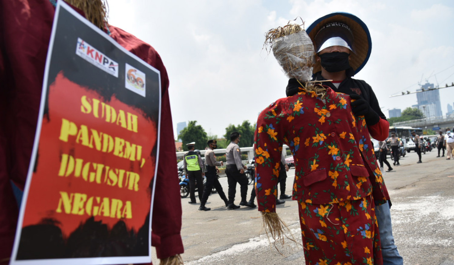 Boneka jerami dipasang Komite Nasional Pembaruan Agraria di depan Gedung MPR/DPR RI, Jakarta, Kamis (24/9/2020).