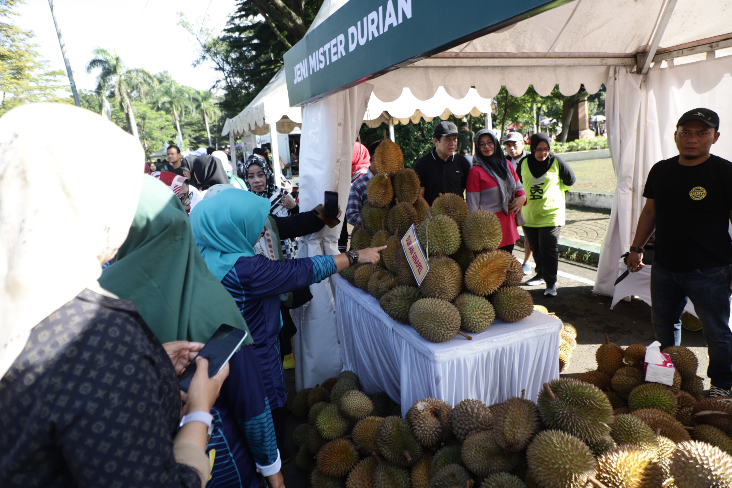 Pemerintah Kabupaten Bandung menggelar Festival Durian yang banyak diminati warga dan wisatawan.
