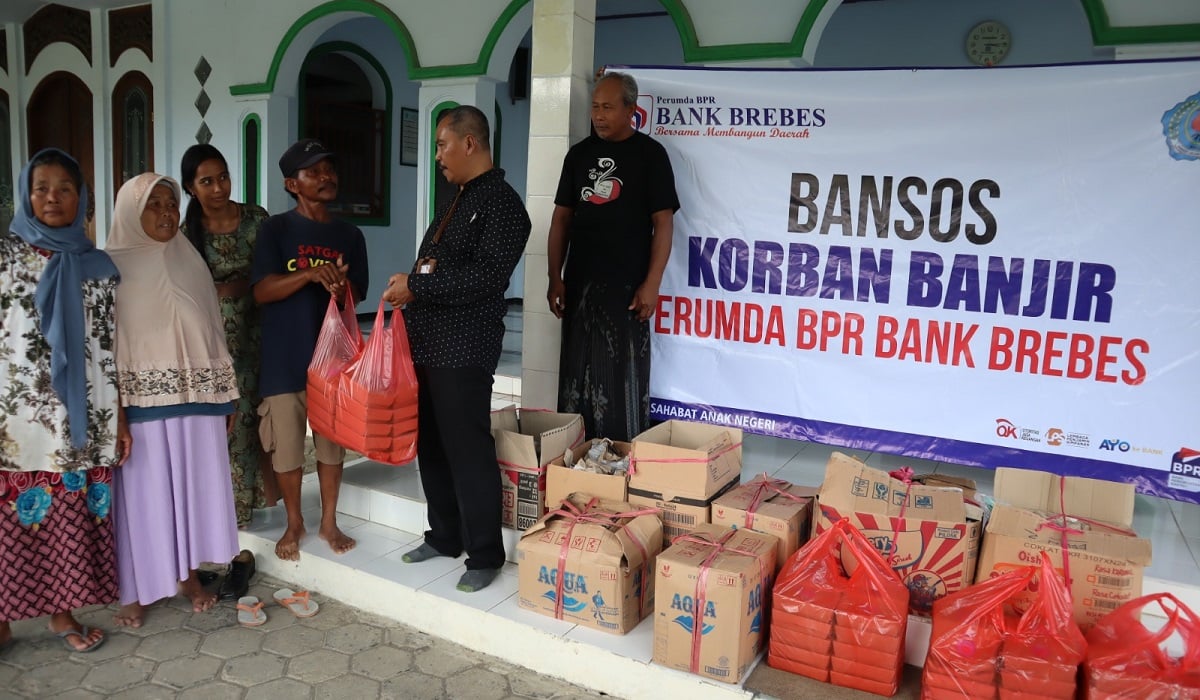Pemberian bantuan sosial untuk korban banjir di Brebes
