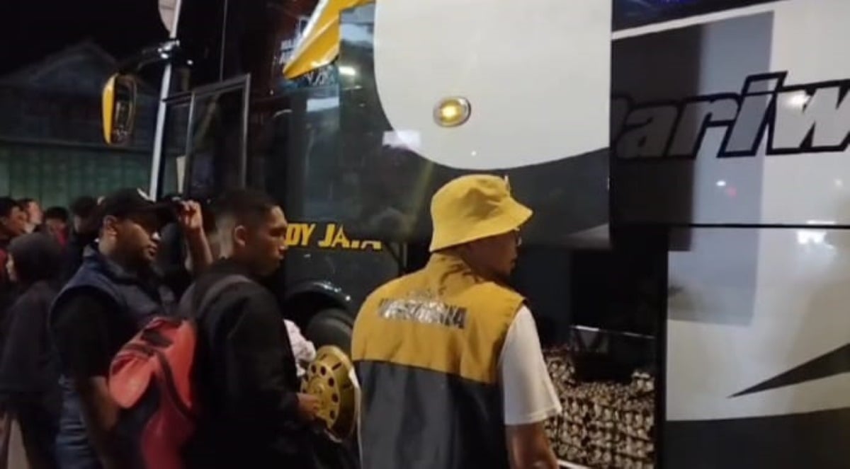 Relawan Amin bersiap masuk ke dalam buss menuju Jakarta. 