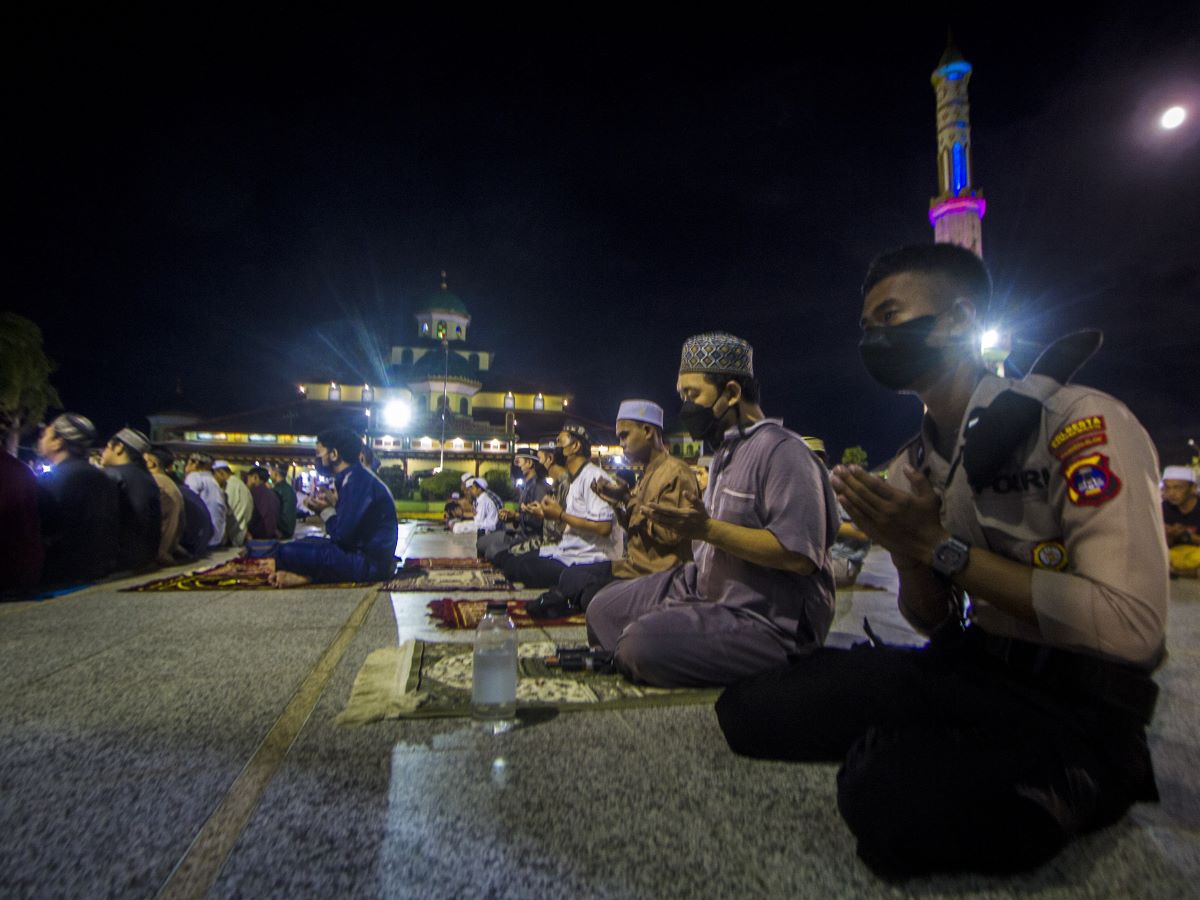 Umat Islam memanjatkan doa saat malam nisfu Sya'ban 15 Sya'ban 1443 Hijriah di Masjid Jami Banjarmasin, Kalsel, Kamis (17/3/2022).