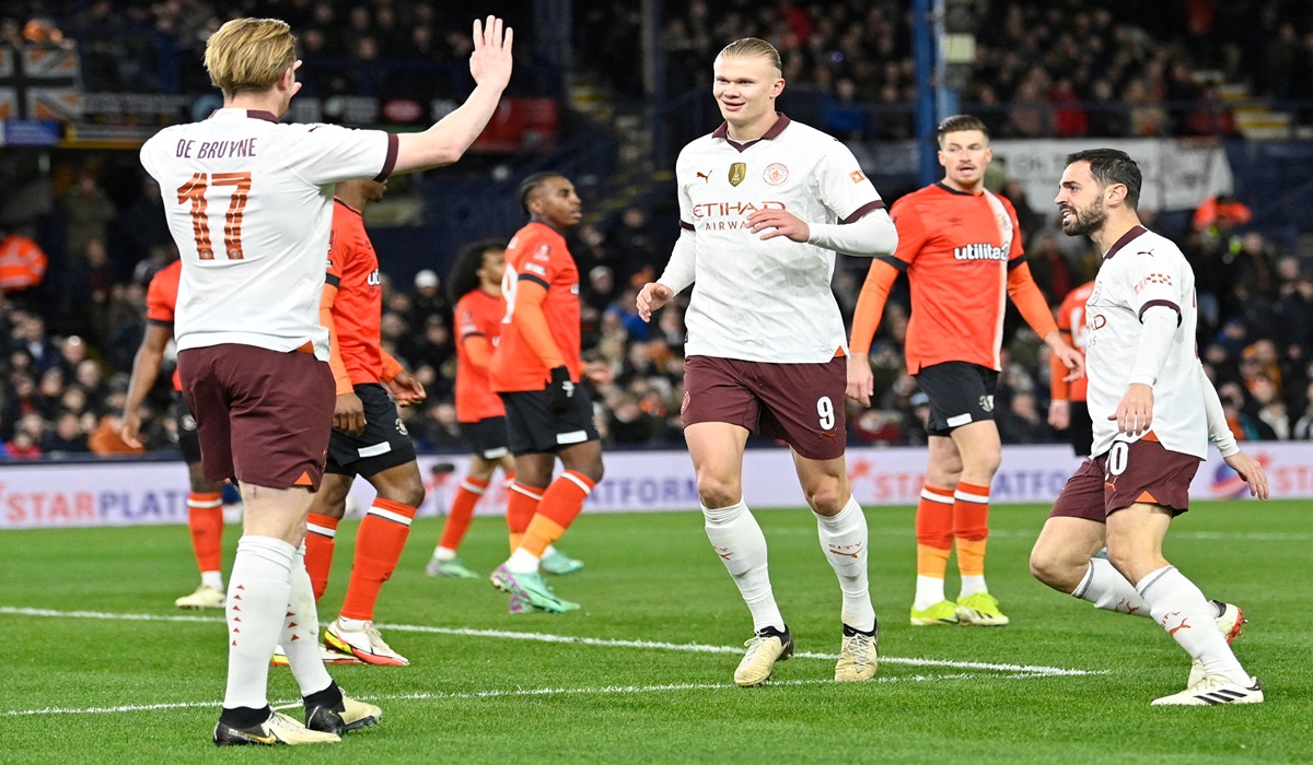 Penyerang Manchester City Erling Haaland melakukan selebrasi bersama Kevin De Bruyne usai mencetak gol ke gawang Luton Town di laga Piala FA