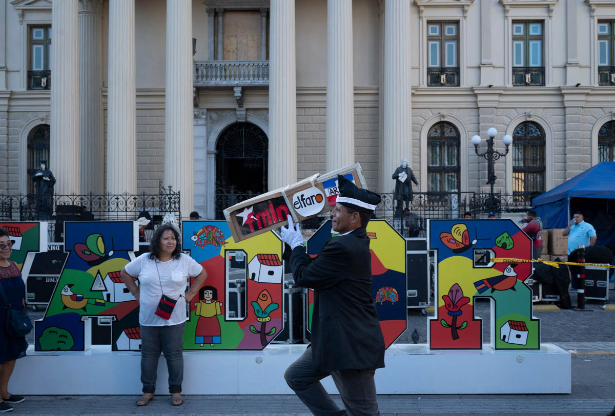 El Salvador melakukan pemilihan pada Minggu dengan Presiden Nayib Bukele yang dikenal sebagai penindas geng di jalur kemenangan. 