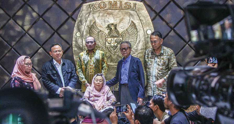 Sinta Nuriyah (duduk), Alissa Wahid, Komaruddin Hidayat, Erry Riyana Hardjapamekas, Makarim Wibisono dan Ketua KPU Hasyim Asy’ari. 