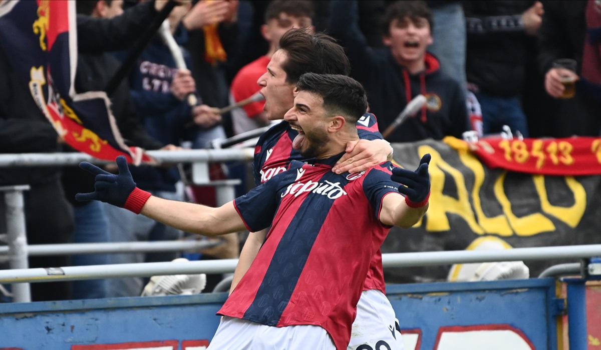 Pemain Bologna melakukan selebrasi usai mencetak gol ke gawang Lecce di laga Serie A.