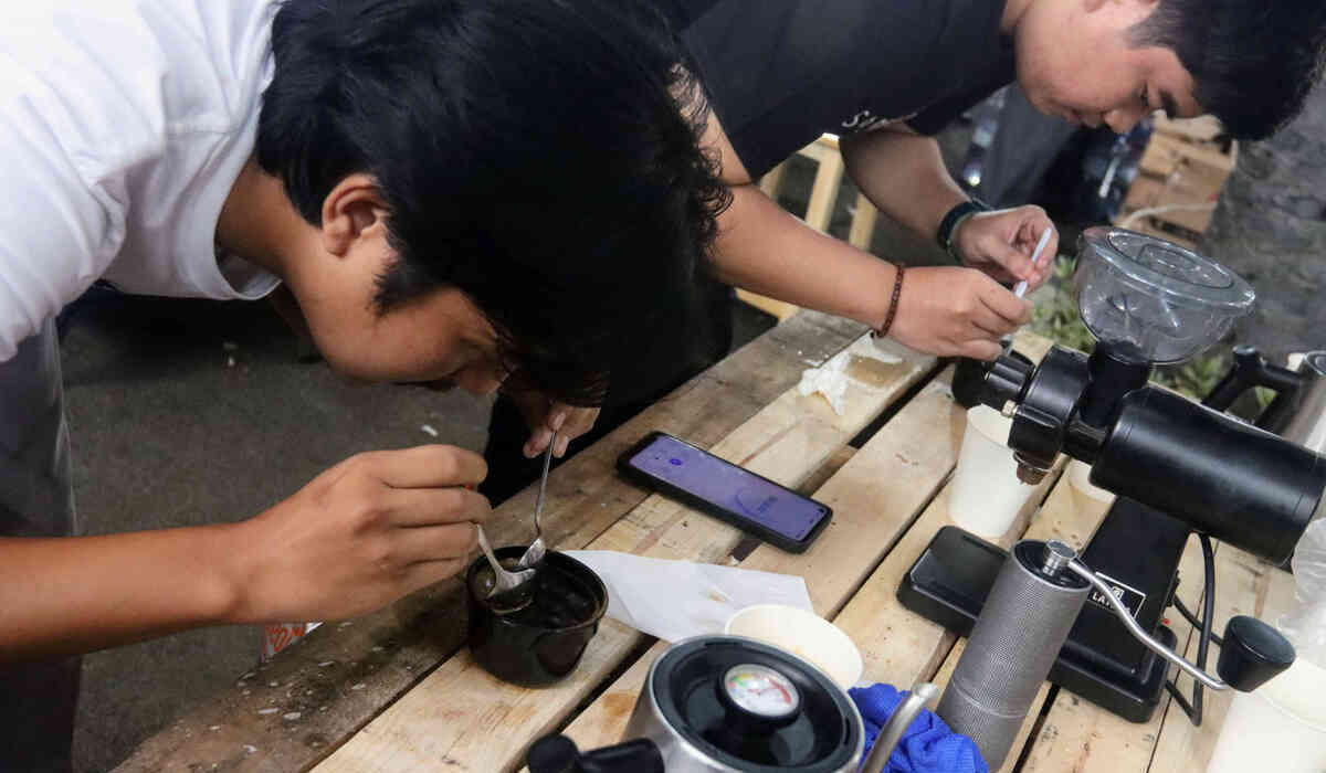 Kompetisi membuat kopi tubruk terbaik, Tarung Tubruk, di Festival Kopi Nusantara, Media Indonesia, Jakarta, 3 Februari 2024.