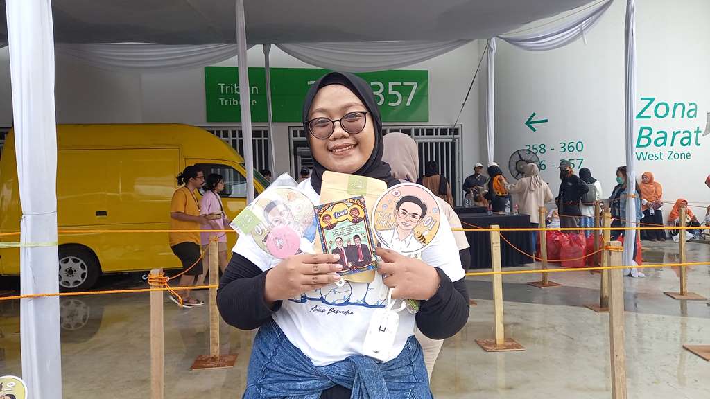 Wonderzue membagikan freebies mulai dari kipas angin tangan, cermin, photocard AMIN, stiker, dan juga makanan ringan. 