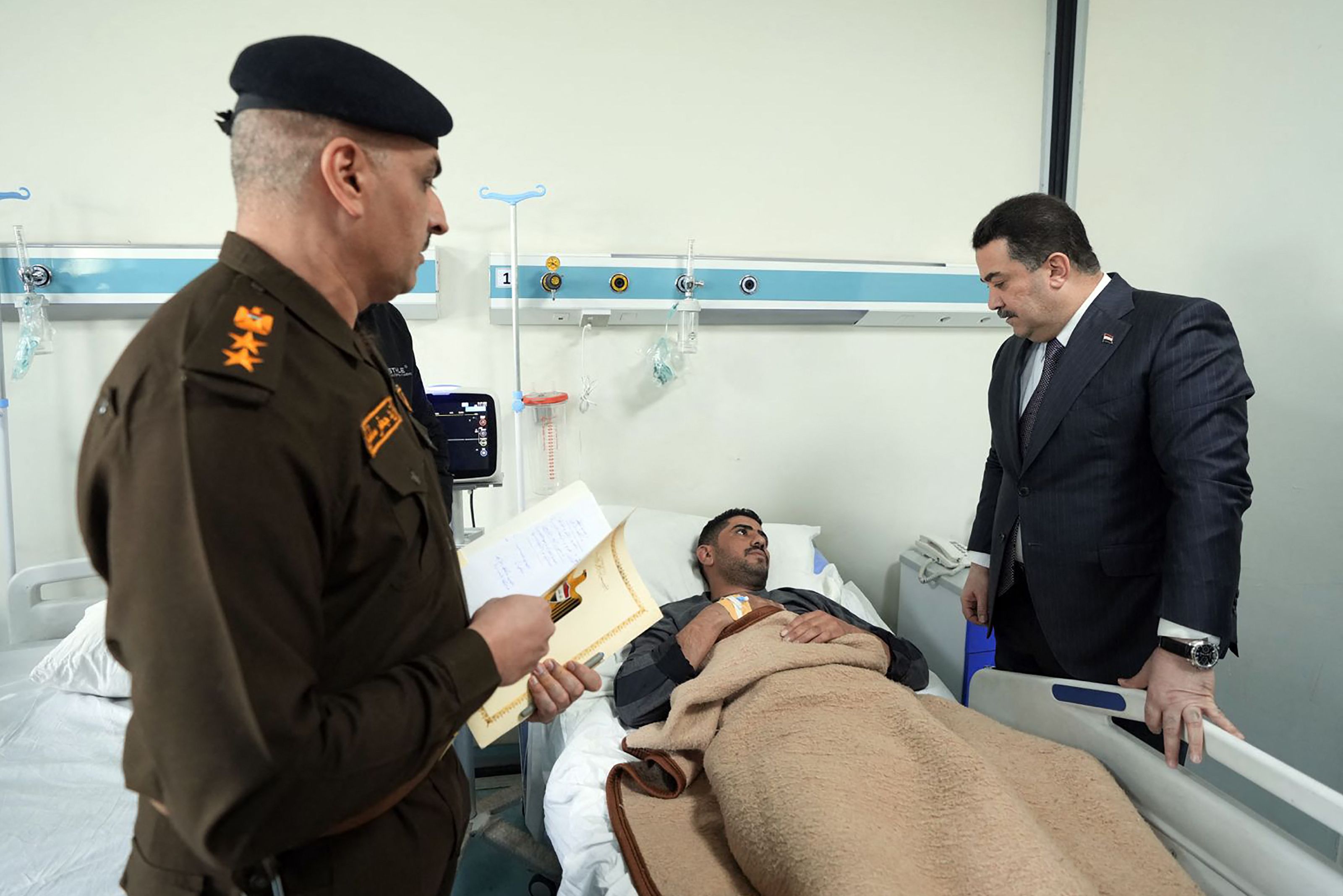 PM Irak Mohamed Shia al-Sudani (kanan) mengunjungi warga korban serangan udara AS di rumah sakit, Baghdag, Irak, Minggu (4/2/2024),
