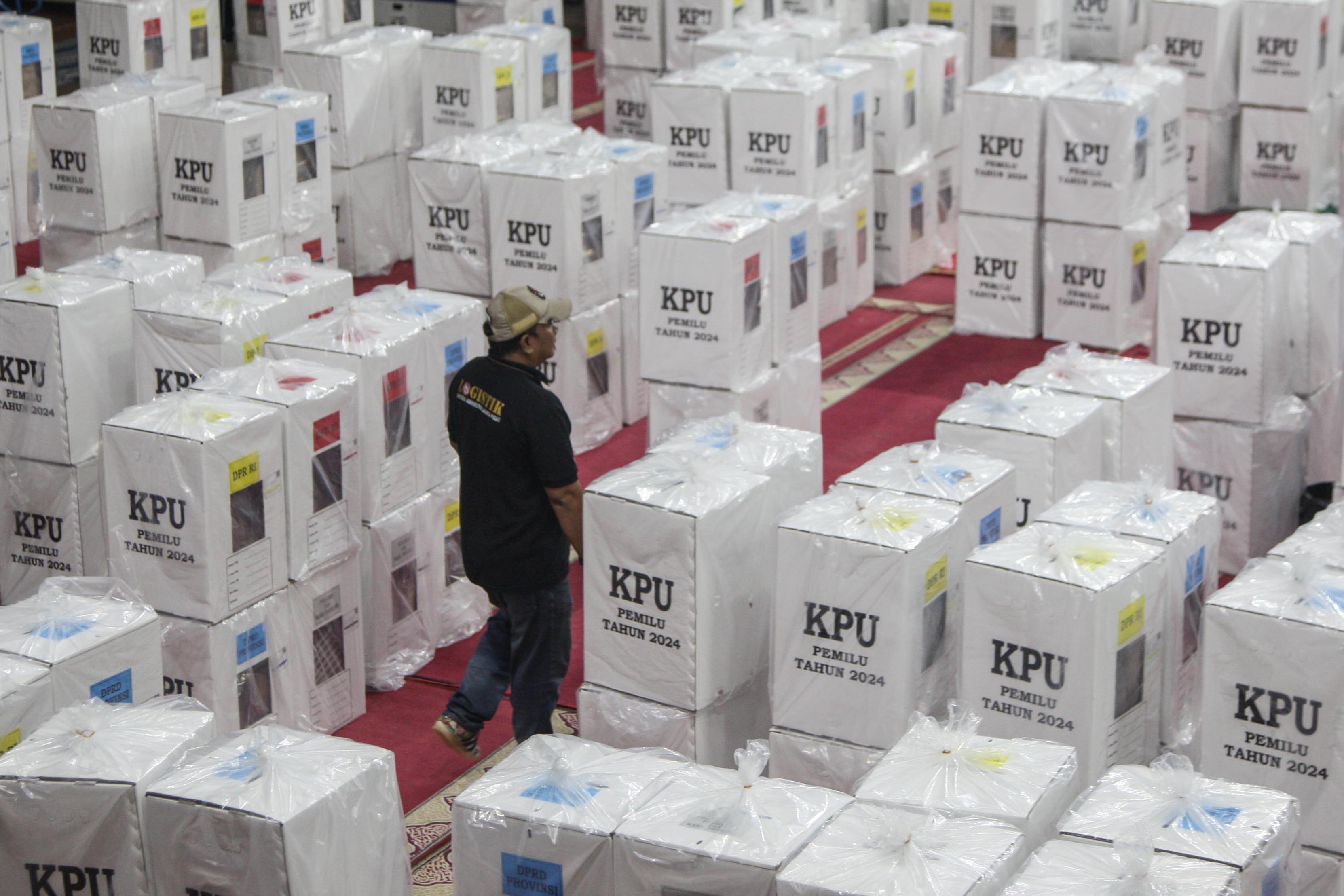 Petugas Panitia Pemilih Kecamatan (PPK) mengecek saat setting packing logistik Pemilu 2024.